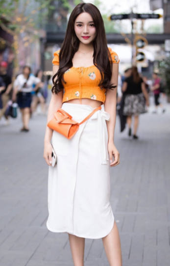 花团锦簇 春天别老穿连衣裙，试试灵活搭配的半身裙，更能体现时尚品味