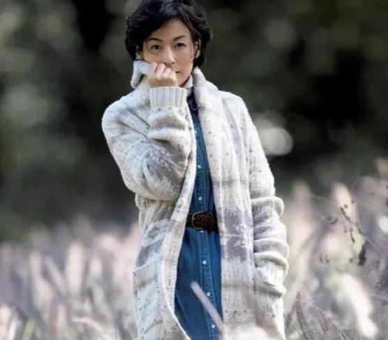 穿衣搭配|岁月从不败美人，铃木保奈美的穿搭，就是熟女风的典范啊！