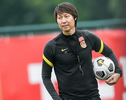 小洲话育儿|快20年了，“足协、国足、媒体、球迷”，终于达成了一致，感动！