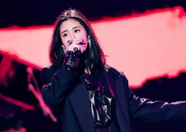 张碧晨|张碧晨带女儿过年放烟花，疑与华晨宇全家团聚，一同返乡认亲祭祖