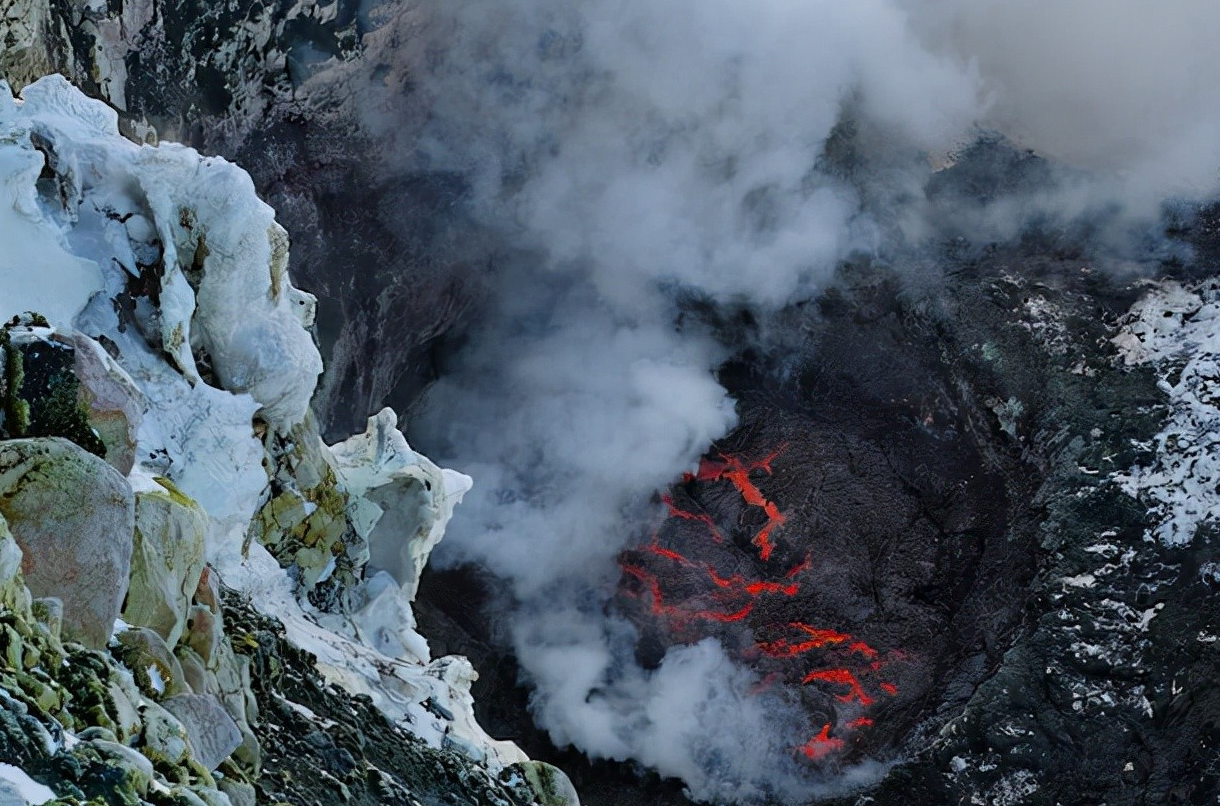 飞行员|史上最惨烈空难，飞机一头扎进火山，257名乘客看着自己落入岩浆
