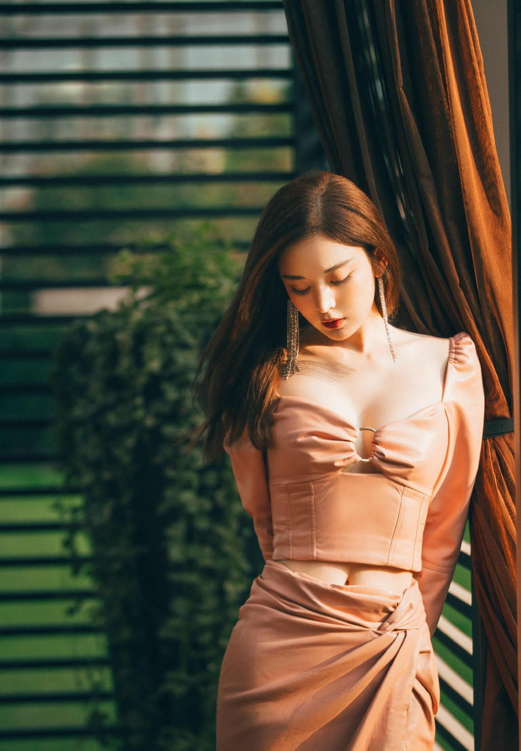 古力娜扎|古力娜扎一袭樱花粉皮裙造型，魅力十足