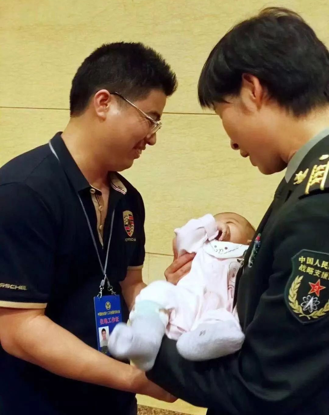 刘洋|中国首位女航天员刘洋近况，丈夫帅气露面，生活现状让人羡慕不已