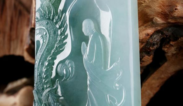 |都是翡翠雕刻的作品,为什么效果有这么大差别,到底在于什么呢?