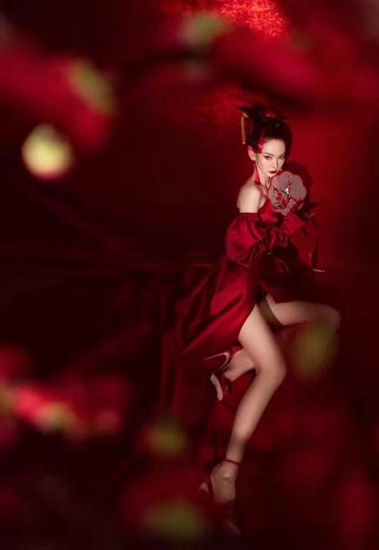 清风与酒最撩人 霸气女强人戚薇,大红礼服秀长腿,让人移不开眼