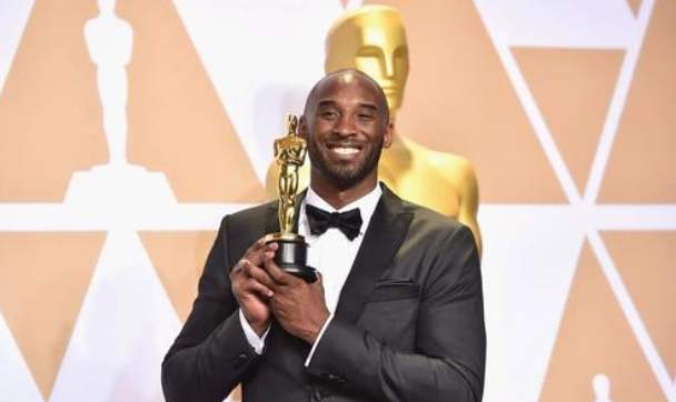 科比·布莱恩特|泪目！瓦妮莎登台瞬间与科比对话，模仿爱人神态，全场高喊：科比