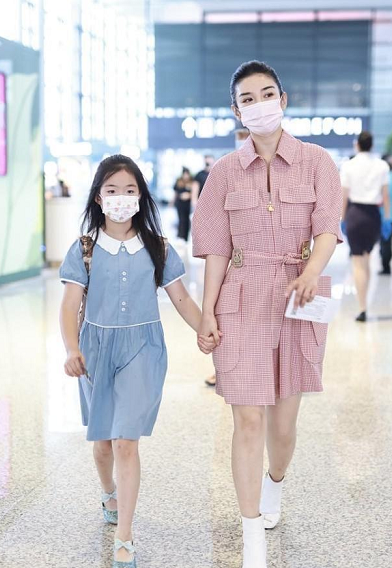 小智时尚|黄奕保养的真好，穿粉色工装裙好少女，站在女儿旁边也不显老
