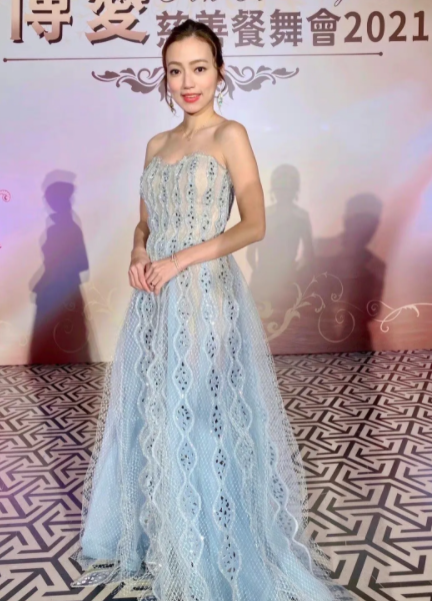 御姐|明星发自拍真的需要“勇气”:梁静茹将手机镜头P歪,曹云金P成了周杰