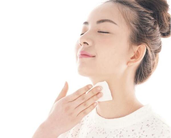 排毒|精华液直接上脸会怎样？当心长闭口又伤脸，这样使用才是正确方式