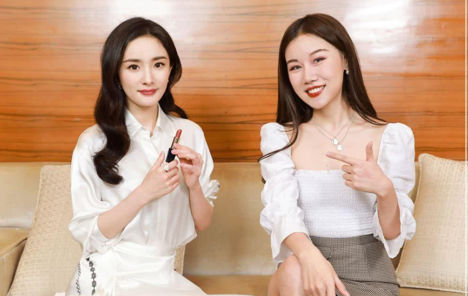 胡歌|明星采访时为什么只露上半身？看到全景镜头后，原来是怕露馅