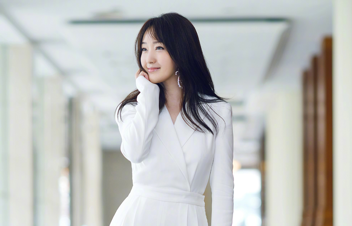 杨钰莹|49岁的杨钰莹为何还单身？看完她的这些照片，网友：换我也不敢娶 ！