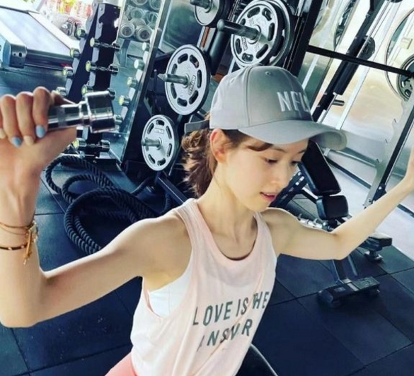 章泽天|奶茶妹妹晒近照，素面朝天与鲜花相映成趣，清纯美貌风采丝毫不减当年