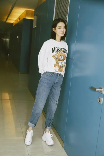 李沁|甜美女孩李沁，漂亮的穿搭，简约的风格。