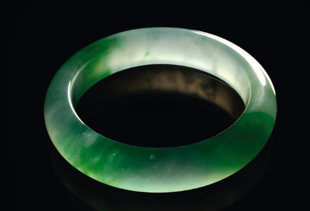 翡翠|翡翠饰品中，调水也非常影响它的价值，是一种物理现象