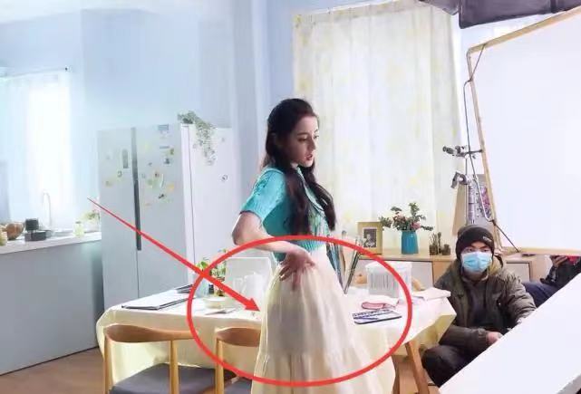 迪丽热巴|迪丽热巴拍戏为何仅露上半身，是下半身过于臃肿无法拍摄吗？