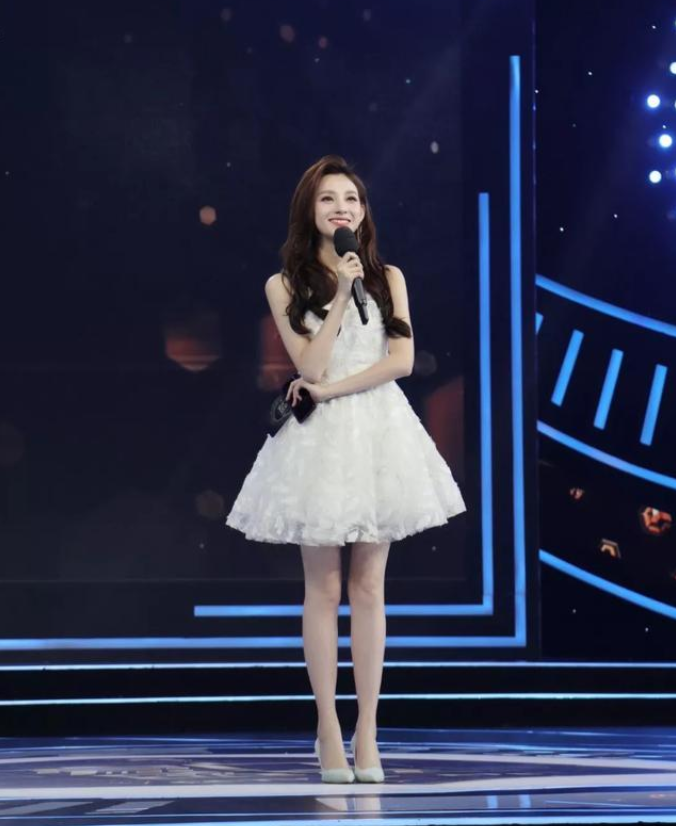 央视|央视女主持走秀时泳裤滑落，却很坦然走完全程：谁爱看谁看去呗！