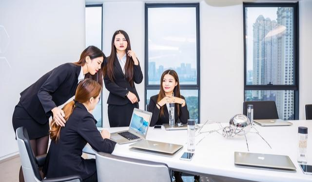 职业素养|30岁左右的女人穿什么样的裙子好看？是职业套裙还是连衣裙？