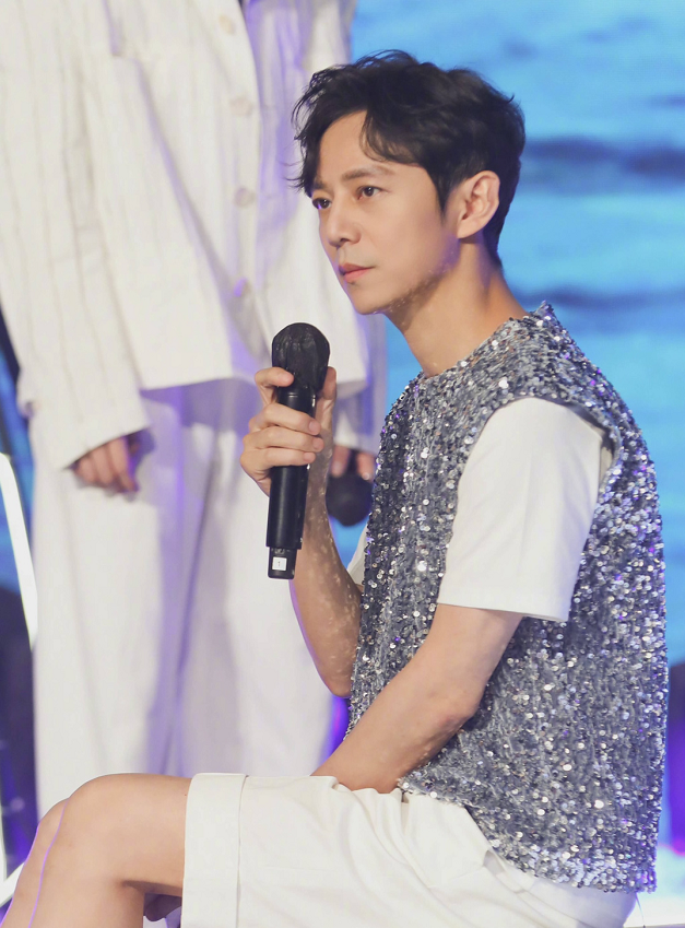 何炅|《快本》停播后，何炅抱周迅伤感痛哭，他已经很久没工作了