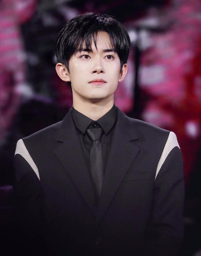 方媛|娱乐新看点——易烊千玺、彭昱畅、王源、周雨彤最新动态