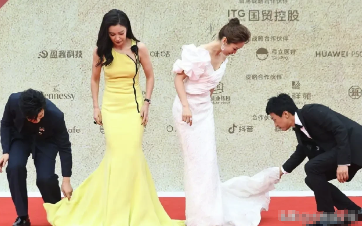 李冰冰|48岁李冰冰亮相金鸡奖，两套大气又端庄的礼服，却忽略了2个小细节