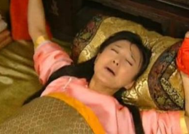 后宫史|清朝女子因难产昏厥,家人认为已死把她下葬,200年后棺内景像凄惨