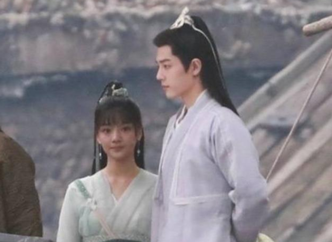 肖战|?《玉骨遥》横店热拍,时影朱颜配一脸,原相机下的肖战帅到路人