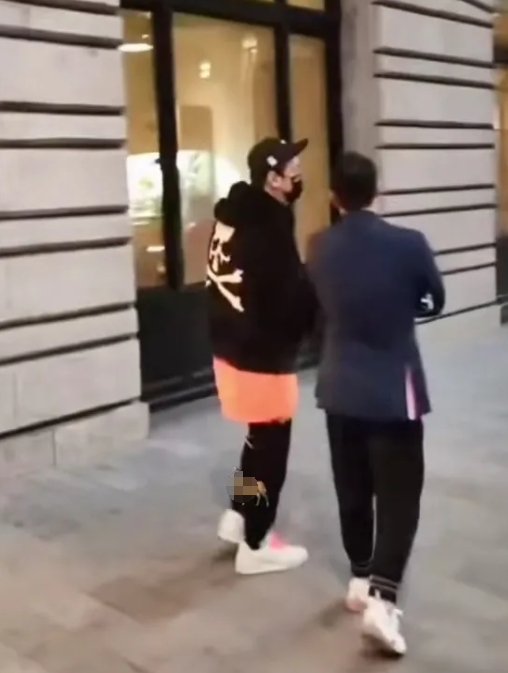 王思聪|王思聪终于大方一回,携女伴现身上海外滩18号,吃一碗几百块的蟹黄面