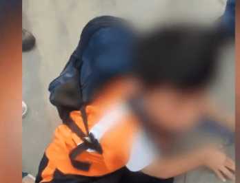 社会热点传播正能量 因女儿在学校受欺负，广东一父亲当街掐脖恐吓小男孩：再动我女儿试试