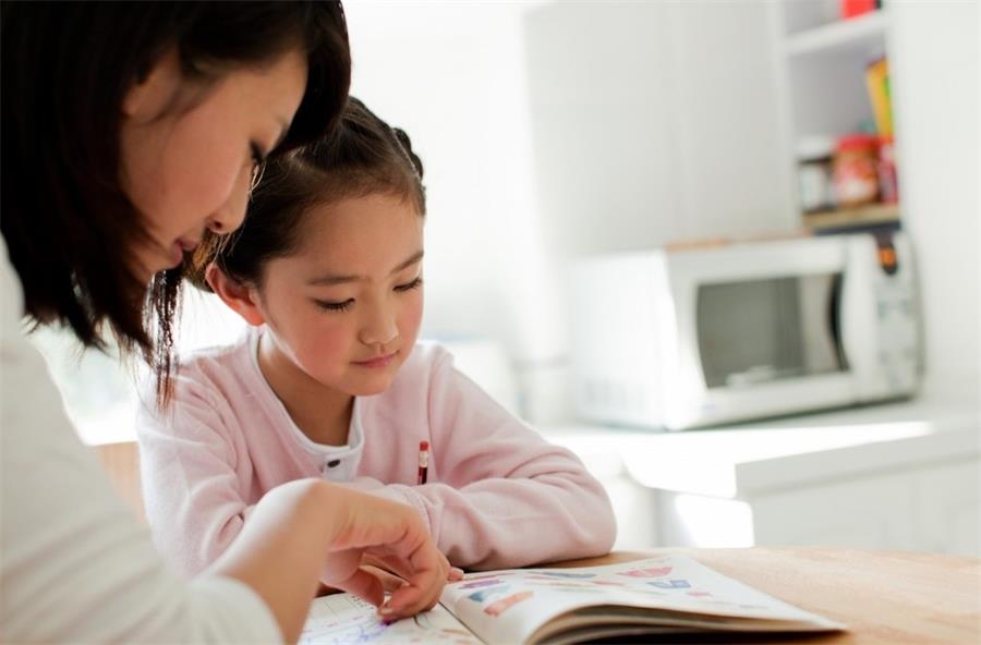 雷七趣说|辅导孩子作业，想要避开“鸡飞狗跳”的场面，父母就别心急