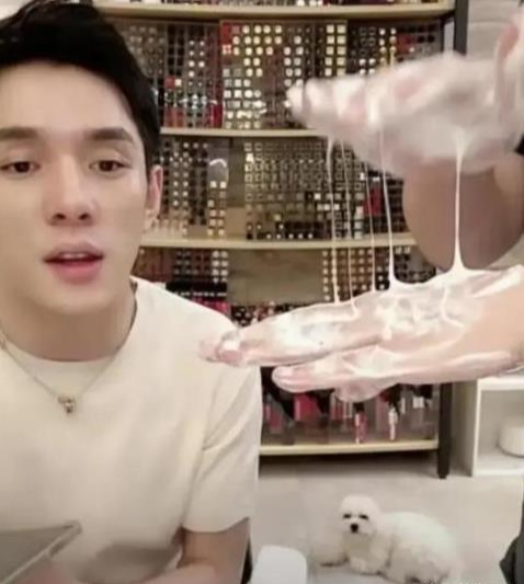 好物官|42岁李小冉皮肤白嫩自带“滤镜”,护肤秘诀公开:几十块钱就够了