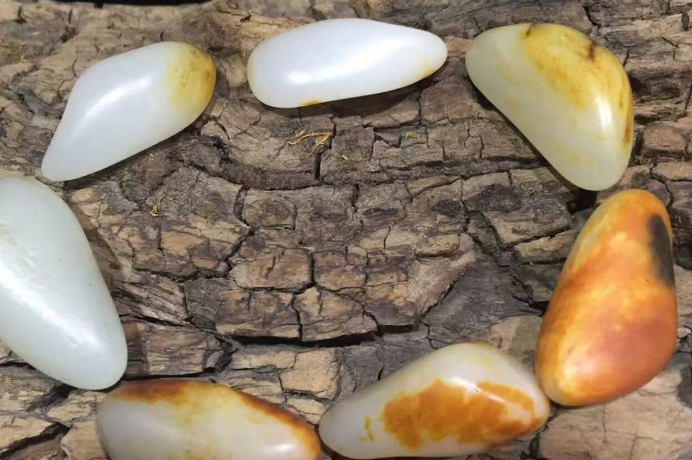 |和田玉并非普通石头，玩和田玉的人千千万，这两种人最不适合玩