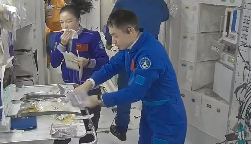 反正是扔,神舟十三号航天员为何要对垃圾进行分类?不分危险大么?
