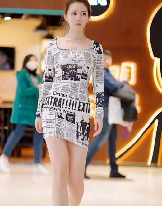 花团锦簇 另类风格的“报纸裙”造型,轻松吸引路人回头
