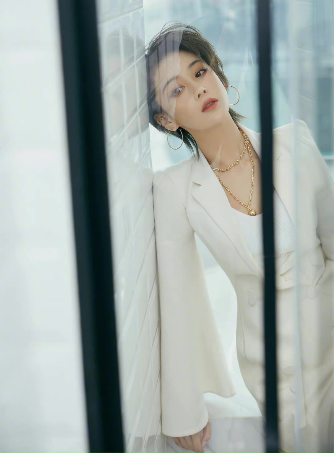 张馨予|张馨予出席活动一直摸小腹，被网友猜测怀孕，本人发文回应：因馒头吃太多