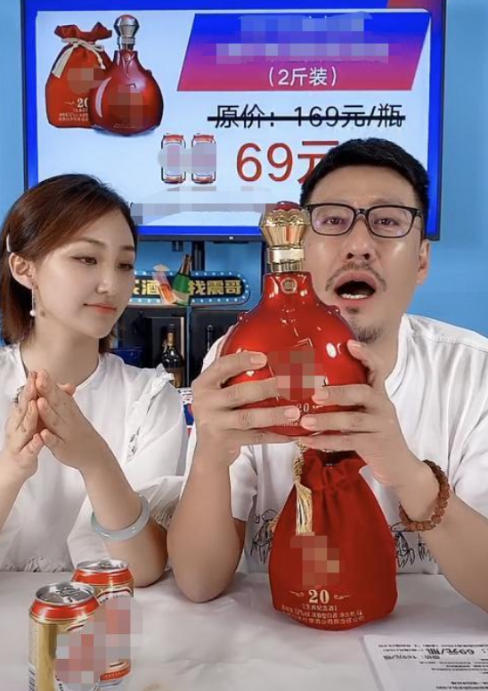 于震|于震在直播间卖二锅头，被粉丝要求现场喝，喝后表情痛苦！