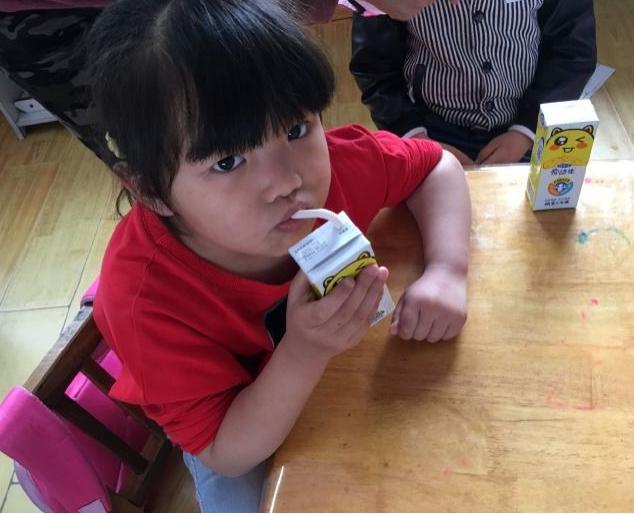 牛奶|这种“牛奶”喝一次相当于8瓶可乐，常喝骨骼或被侵蚀成“筛子”，让娃远离