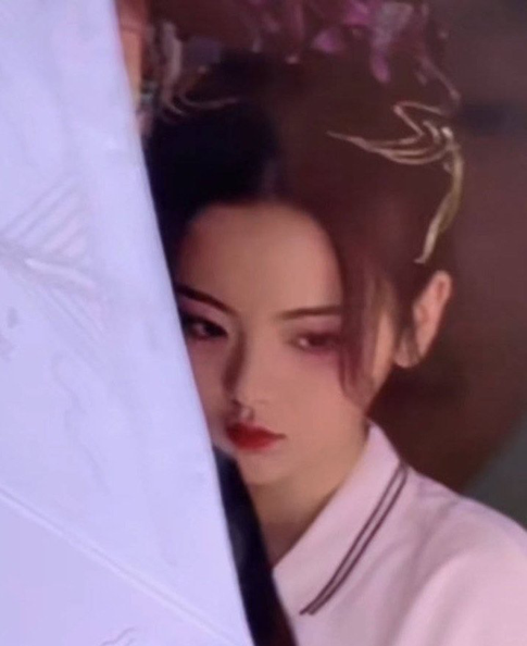 杨超越|杨超越紫魔出妆路透，太好看了