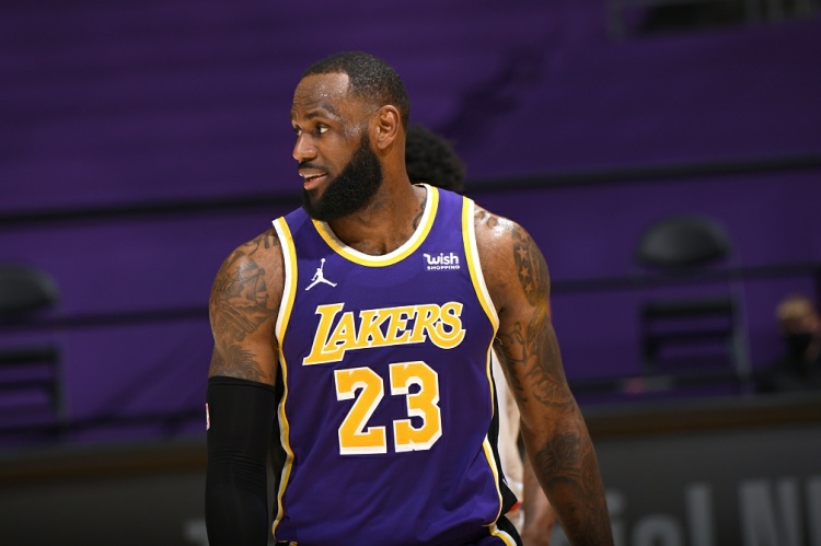 勒布朗·詹姆斯|僅一夜，詹姆斯正式復出，NBA誕生5筆簽約，東部豪門欲梭哈利拉德