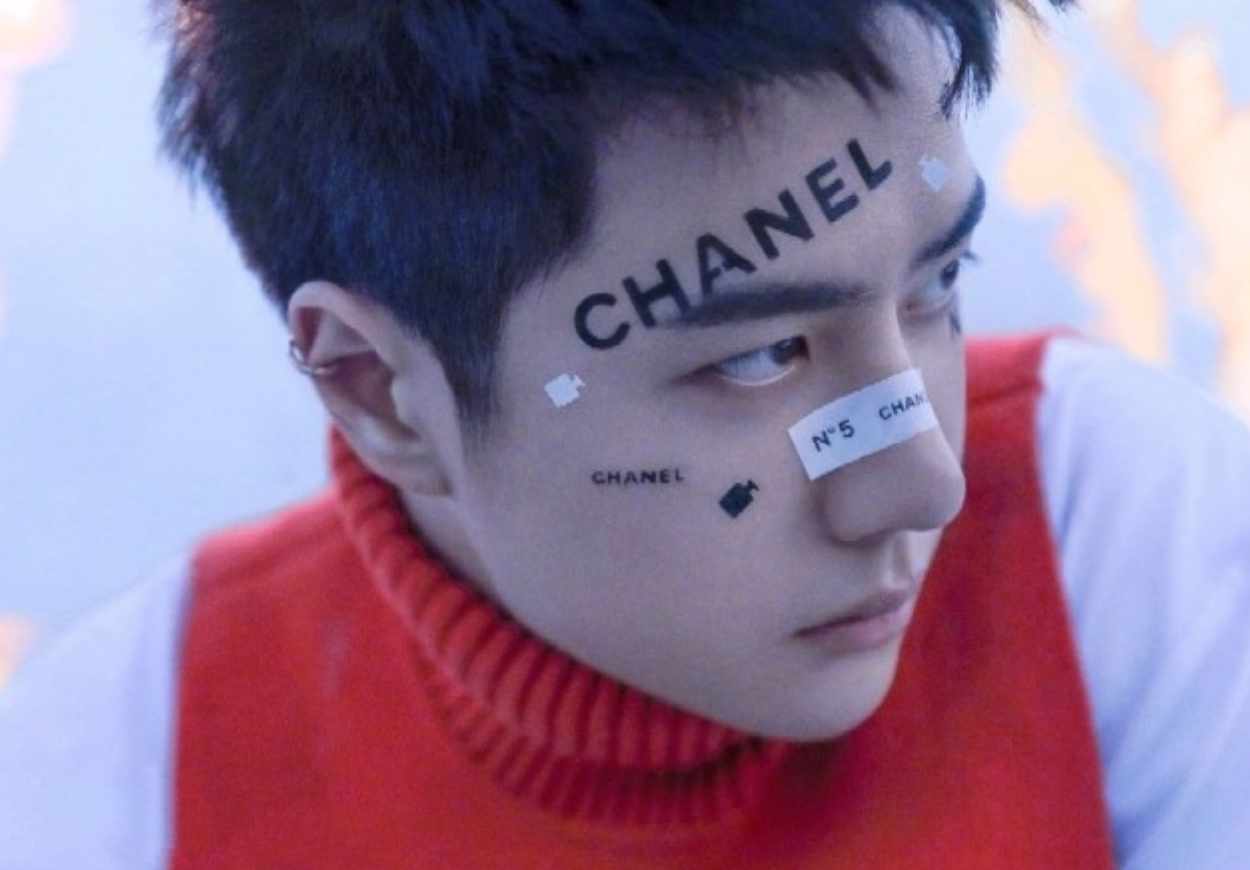 王一博|王一博登一线大刊28周年封面，创可贴造型加滑板元素，热血酷帅