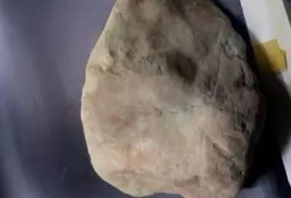 翡翠|最新三十七公斤的翡翠原石一刀切垮，行家看了一眼立马“扭转乾坤”变废为宝！