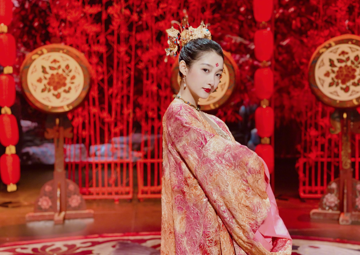 关晓彤|关晓彤个性西装穿搭,白色西装飒气十足,黑色西装展露性感魅力!