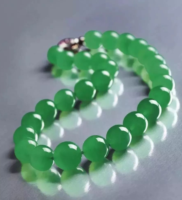 王艳|嫁入豪门19年，王艳因一条99颗翡翠珠串下跪痛哭，网友纷纷表示同情