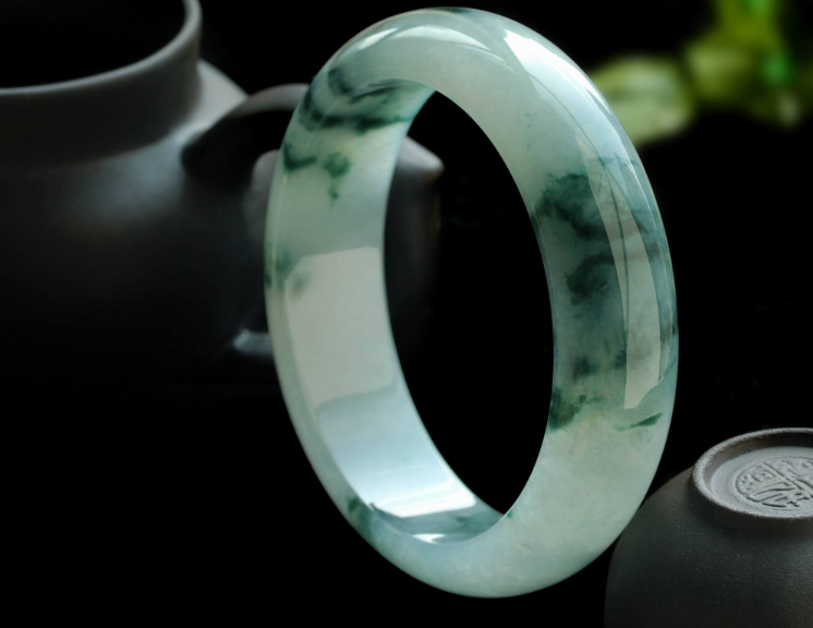 翡翠手镯|学会鉴定翡翠手镯的品质，才能更好估算价值，知道它值不值得入手