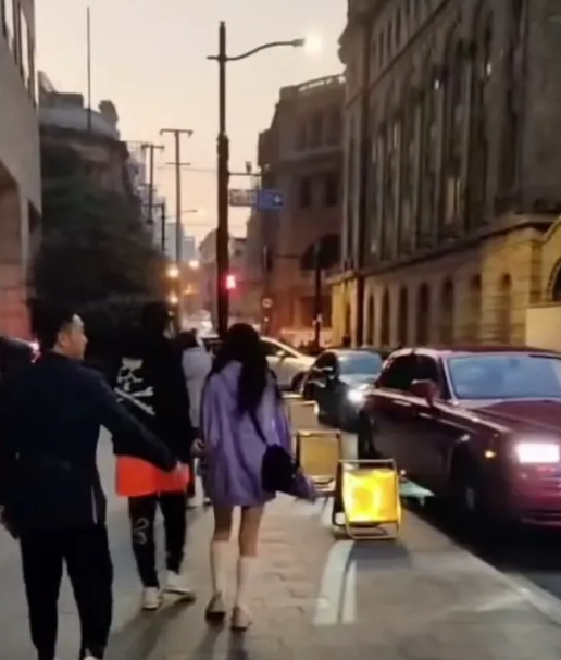 王思聪|王思聪终于大方一回,携女伴现身上海外滩18号,吃一碗几百块的蟹黄面