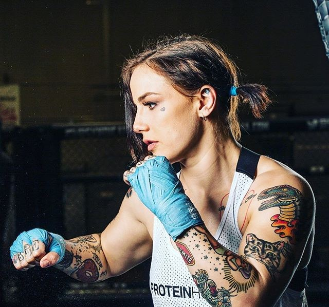 UFC|论实力，她早该被UFC开除！可谁叫白大拿都贪恋她的颜值