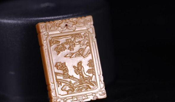 雕刻|玉牌是和田玉中最独立的工艺，雕刻工艺精巧，还融合了书法与绘画