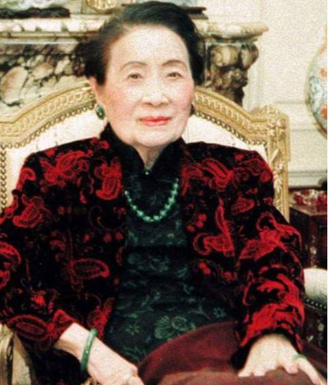 翡翠手镯|宋美龄晚年不离身的翡翠手镯，几度易主，如今价值几何