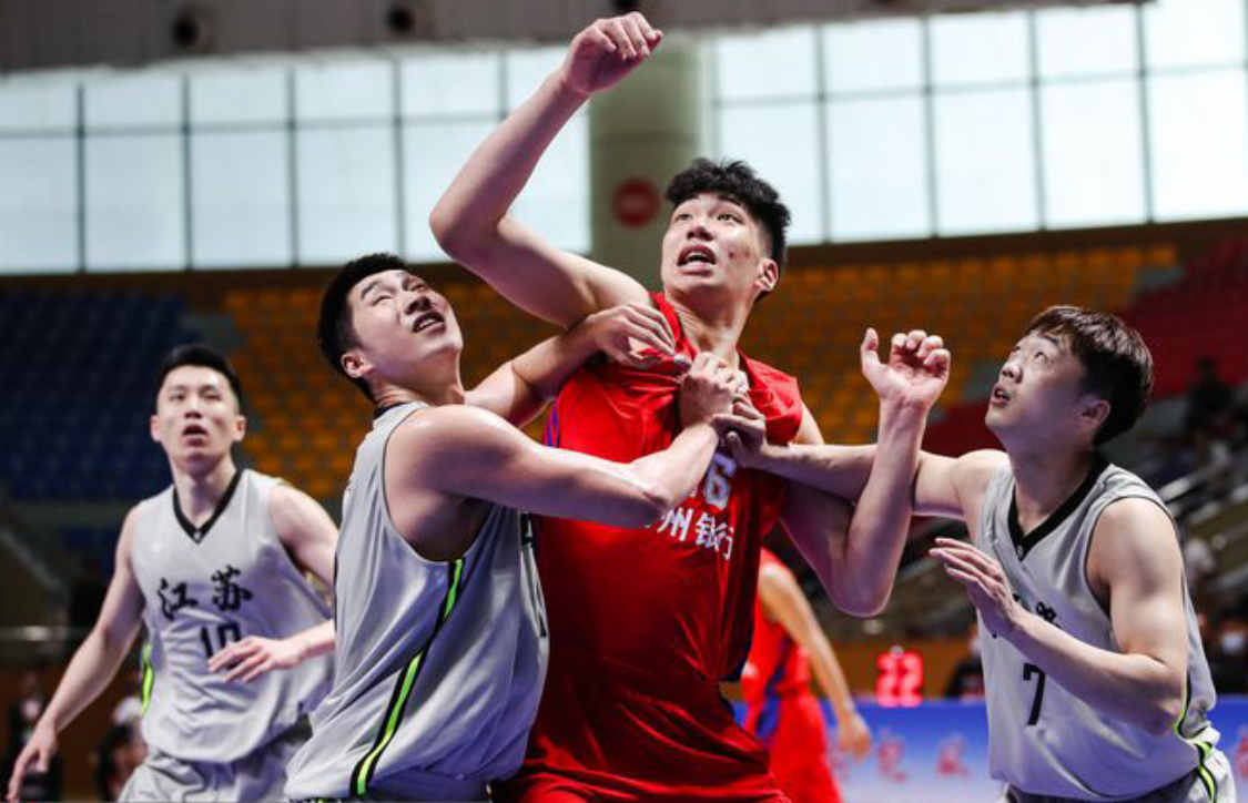 余嘉豪|9投6中砍12分9板！男篮名宿之子成年首秀亮眼，2米24神塔未来可期