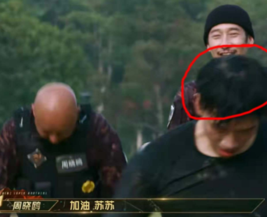 秦奋|秦奋与杨和苏泥潭摔跤大战，假发片都打掉了！脱发越来越年轻化？