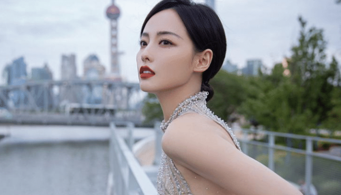 母亲的战争|张嘉倪一家合照曝出，手上翡翠手镯惹人关注，这真的是嫁对人了！